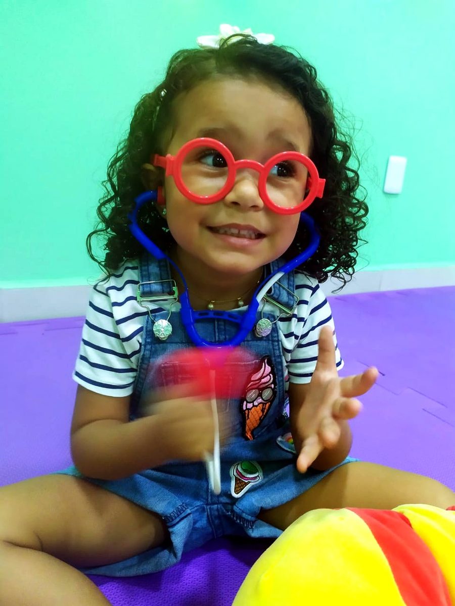 Criança feliz no Colégio Nena Kids
